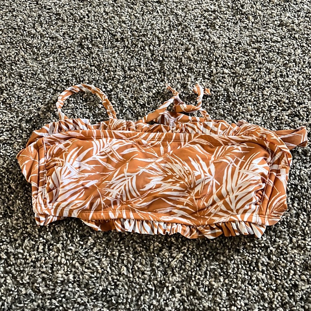 strapless top or has straps